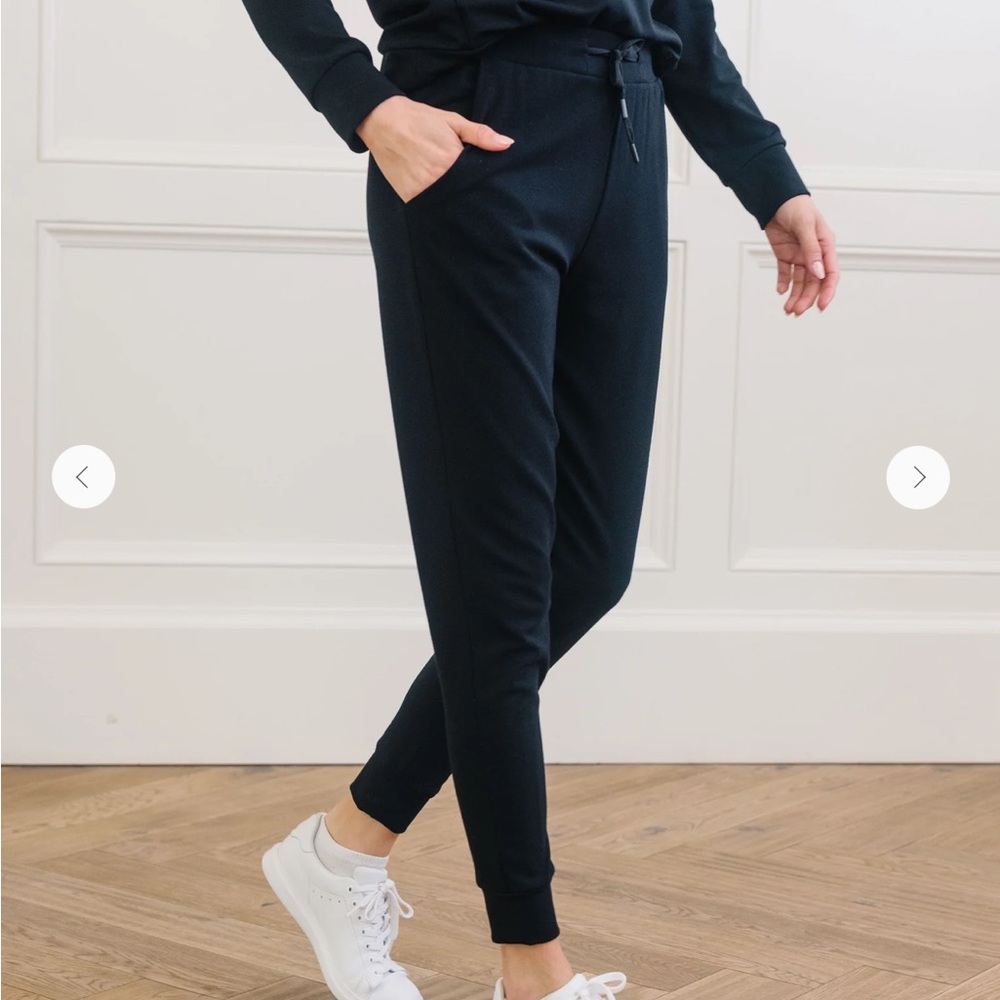 New With Tags NWT Cozy Earth Bamboo Joggers Navy size Small